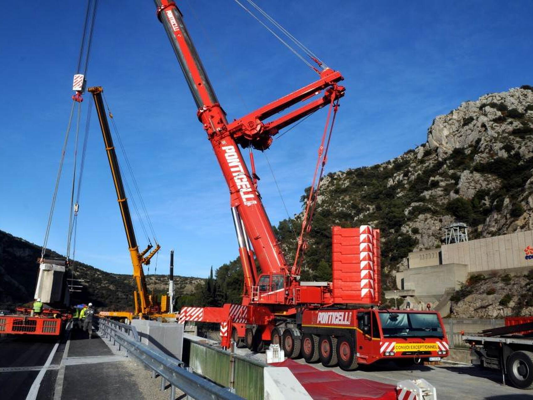 A bridge is replaced in Jouques